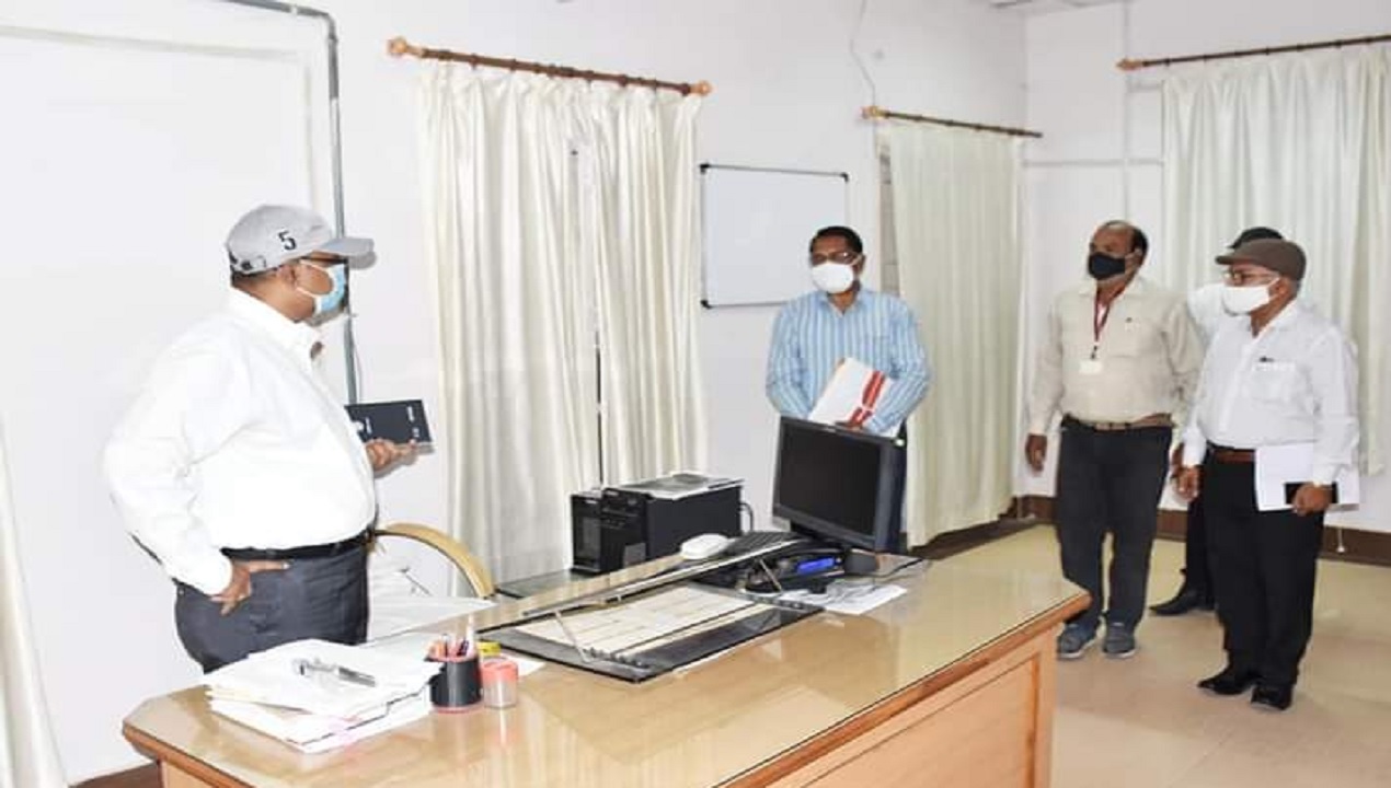 REWA : अनिल सुचारी ने सम्हाली रीवा कमिश्नर की कुर्सी, कोरोना को लेकर ली जानकारी REWA : अनिल सुचारी ने सम्हाली रीवा कमिश्नर की कुर्सी, कोरोना को लेकर ली जानकारी